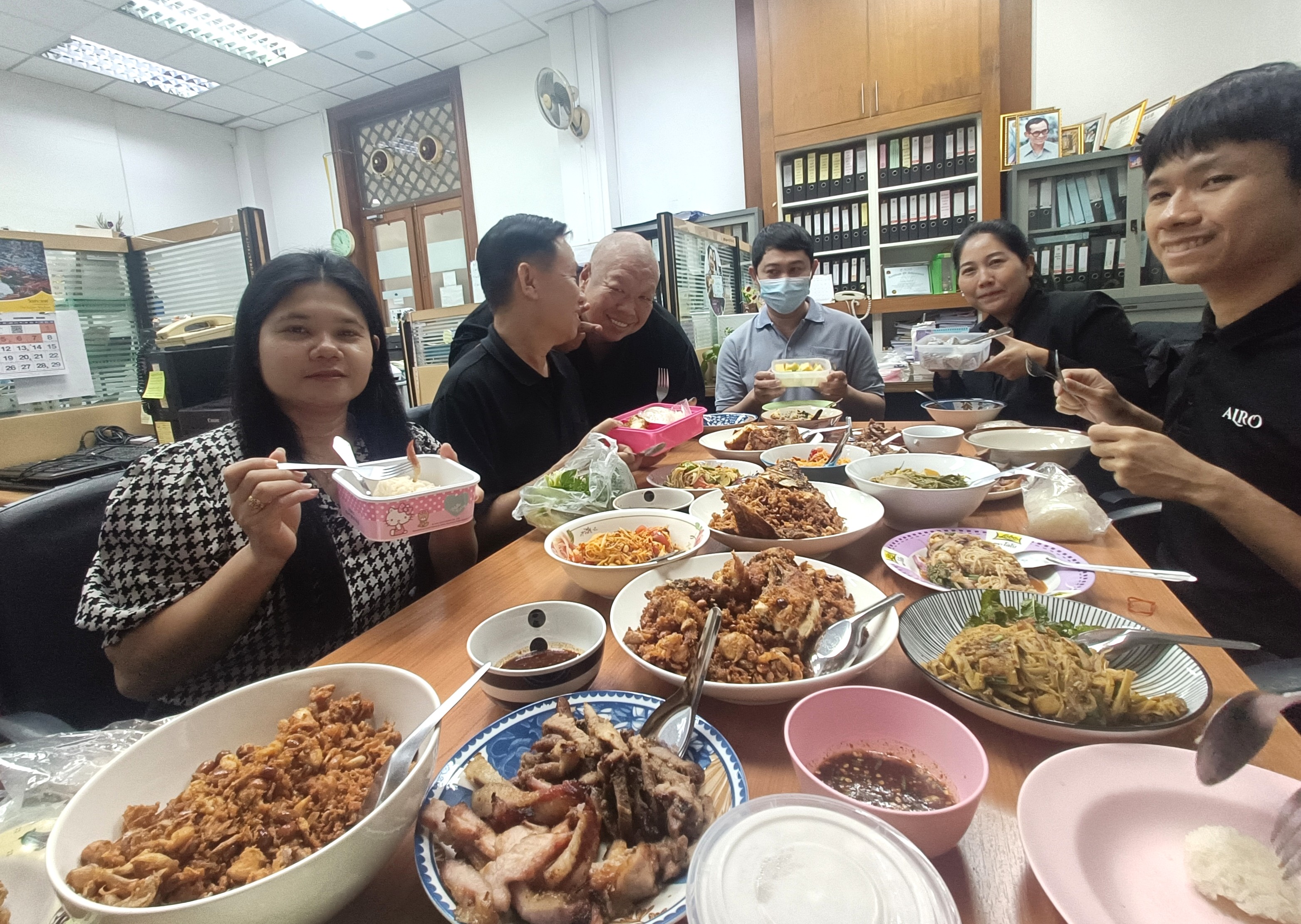 title - กลุ่มพัฒนาระบบบริหาร ส.ป.ก. ร่วมทำกิจกรรมหิ้วปิ่นโตรับประทานอาหารร่วมกัน 